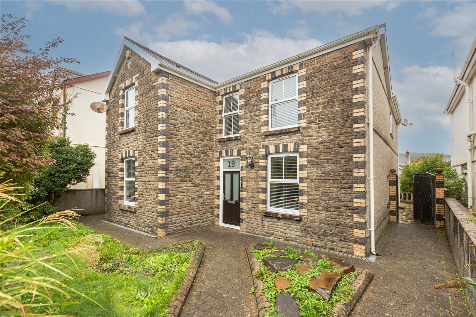 Vardre Road, Clydach, Swansea, SA6 5LP